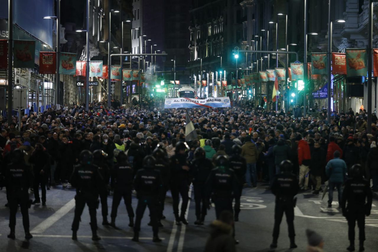 Los taxistas alcanzan el 12º día de huelga con nuevas protestas en Sol y Gran Vía. 