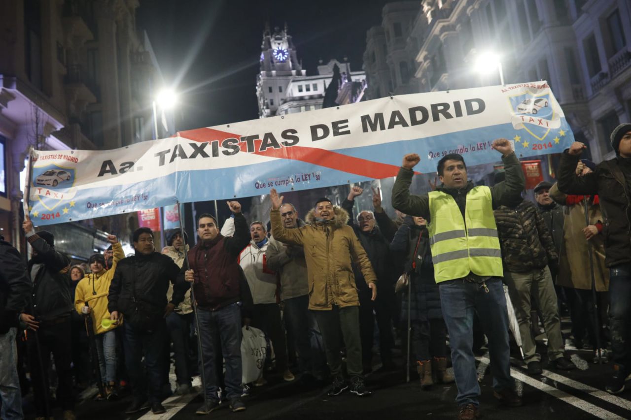 Los taxistas alcanzan el 12º día de huelga con nuevas protestas en Sol y Gran Vía. 