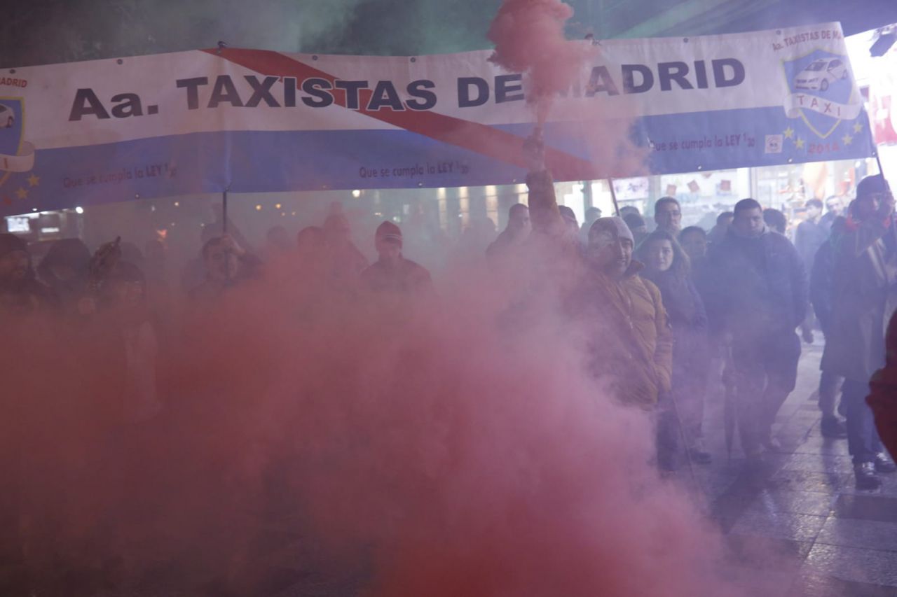 Los taxistas alcanzan el 12º día de huelga con nuevas protestas en Sol y Gran Vía. 