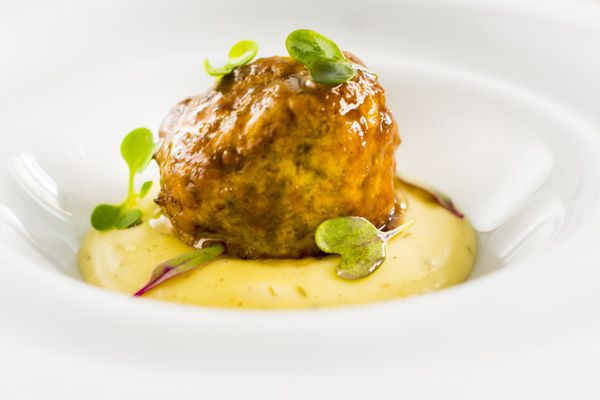 Albóndiga de rabo de toro con puré especiado de patata