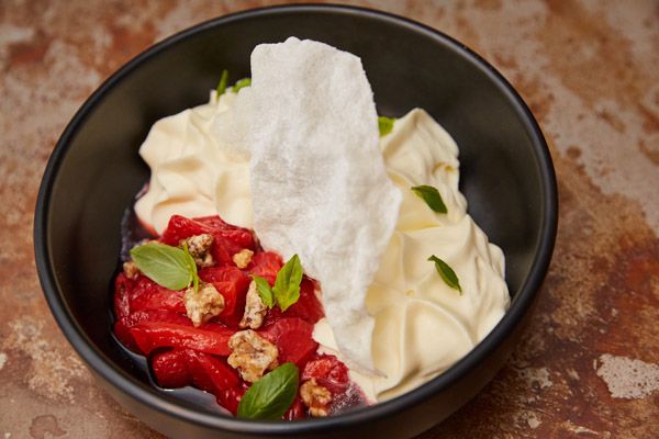 Fresas guisadas con albahaca y menta, chantilly, nueces garrapiñadas y crujientes de arroz