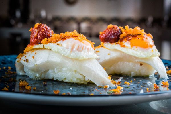 Nigiri de tomaso, sobrasada, huevo de codorniz y migas