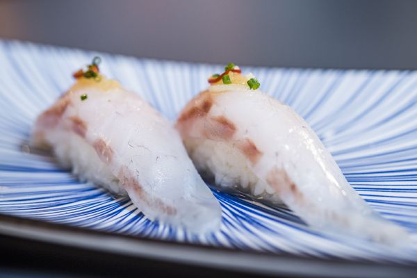 Niguiri de lubina a la bilbaina