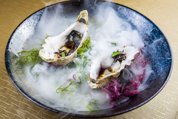 Ostra francesa con ponzu cítrico y ensalada de algas hijiki con tobiko y mizuna