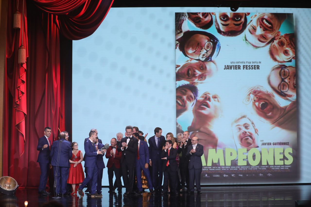 El reparto de Campeones, de Javier Fesser, ha subido a recoger el Goya 2019 a la Mejor Película