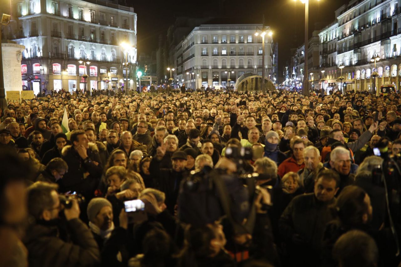 Concentración de taxistas en la Puerta del Sol en el 15º día de huelga.