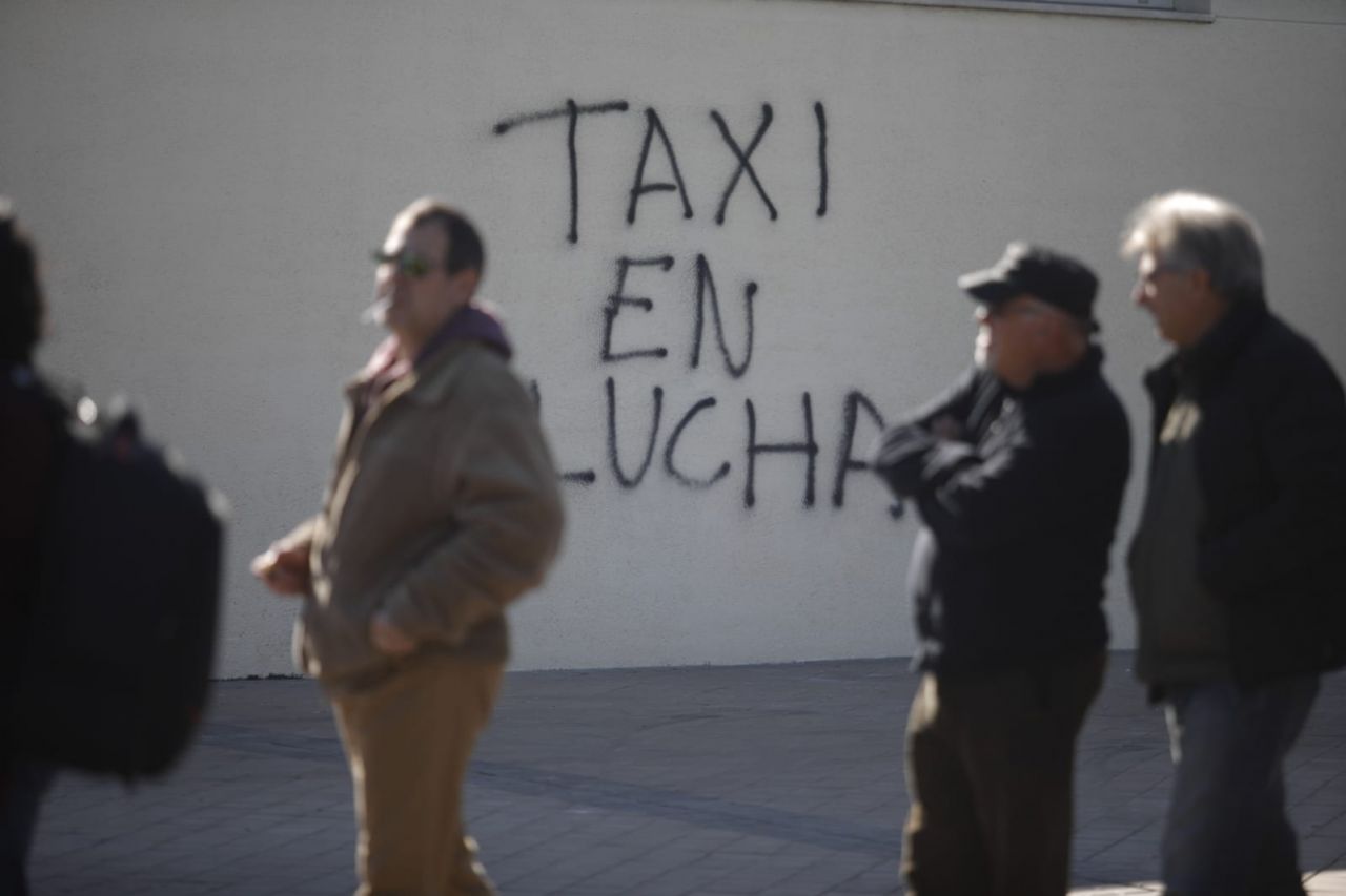 Pintada reivindicativa de la lucha del sector del taxi para exigir la regulación de las VTC