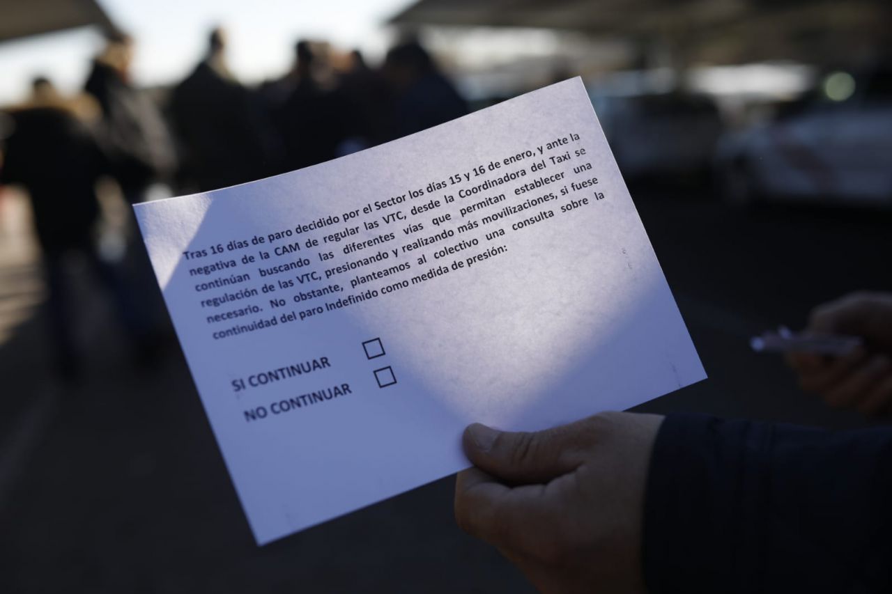 En la papeleta, los taxistas votan si quieren continuar con la huelga indefinida o no