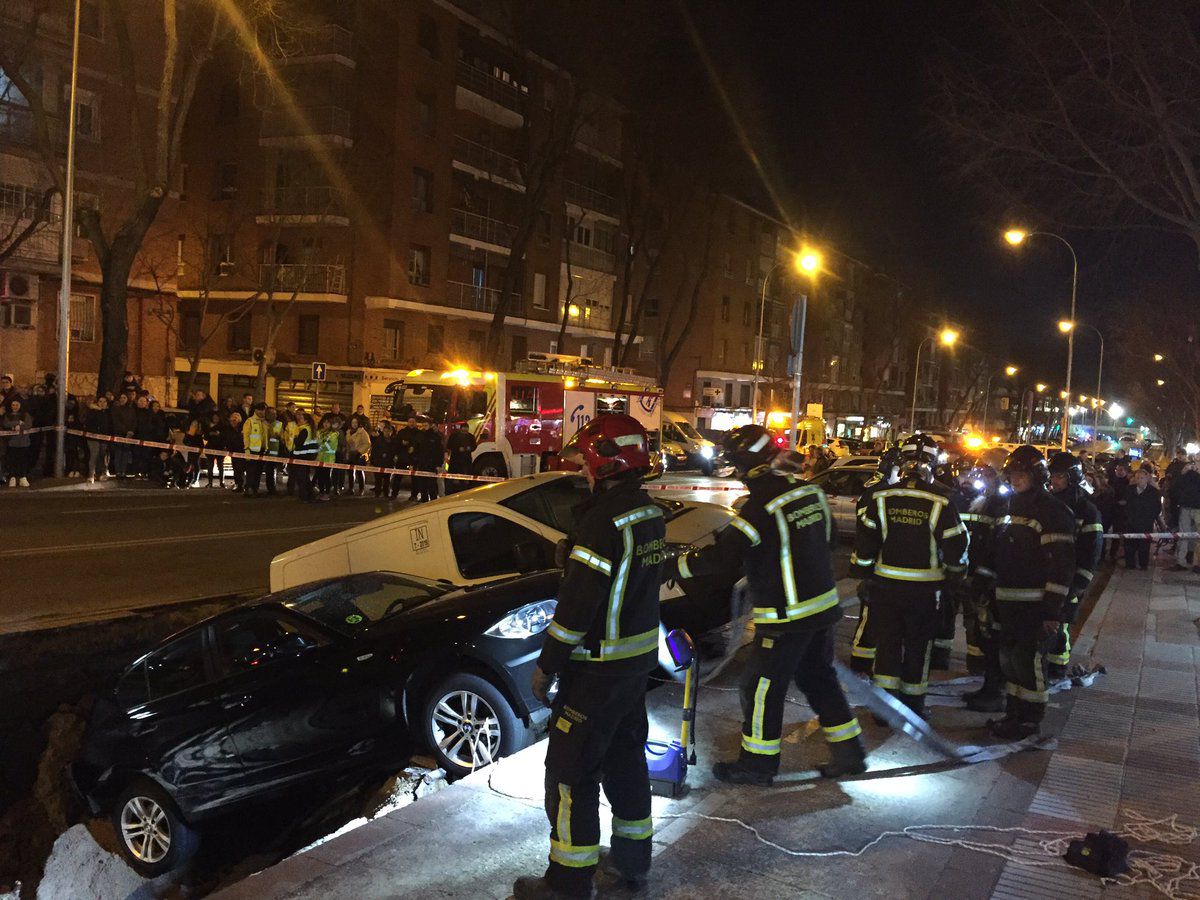 Socavón en la calle José del Hierro, en Ciudad Lineal.