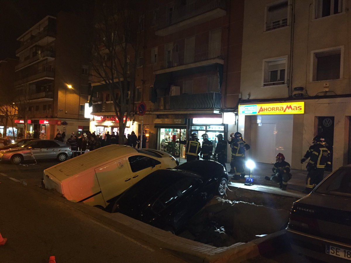 Socavón en la calle José del Hierro, en Ciudad Lineal.