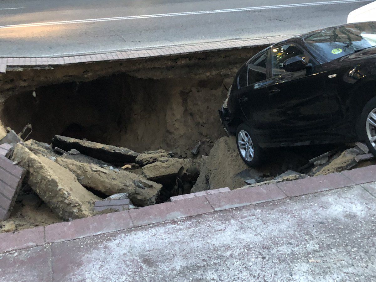 Socavón en la calle José del Hierro, Ciudad Lineal. 