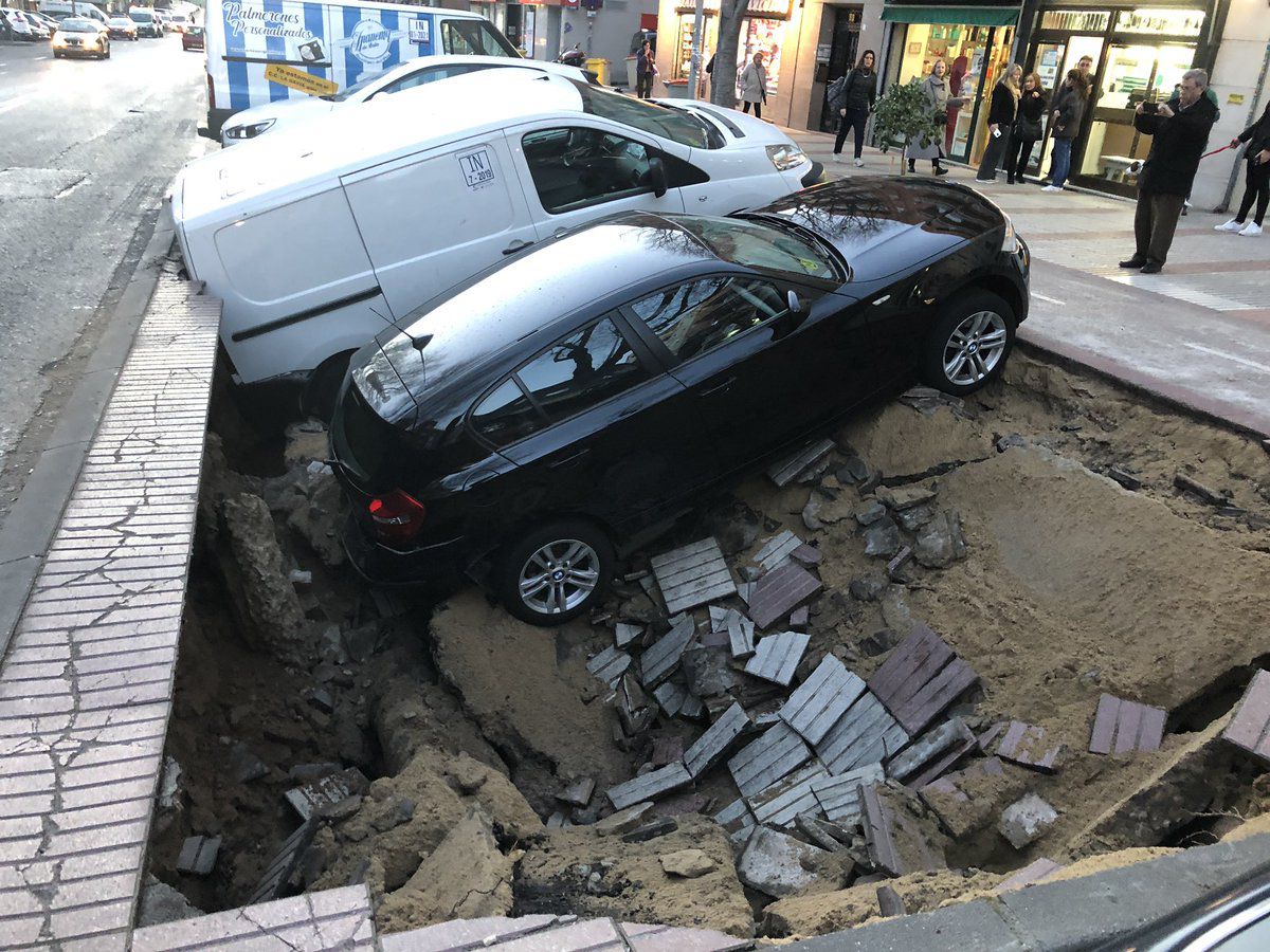 Socavón en la calle José del Hierro, Ciudad Lineal. 