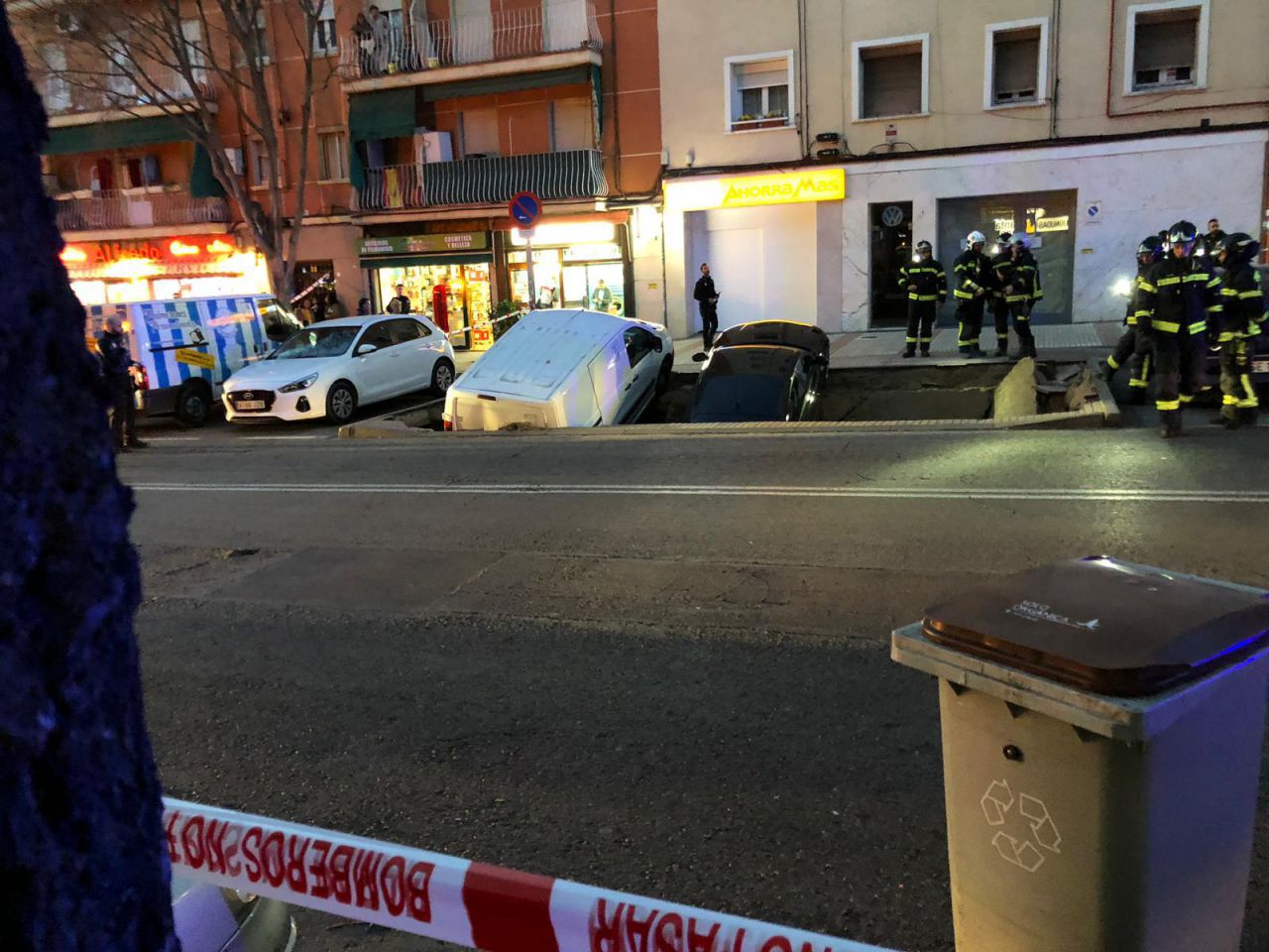 Socavón en la calle José del Hierro, Ciudad Lineal. 