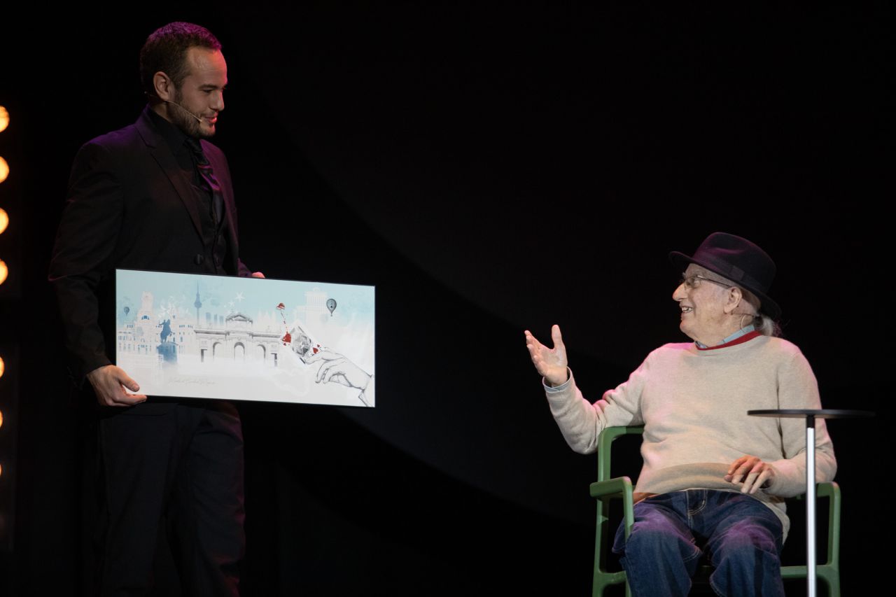 El mago Juan Tamariz ha recibido un premio por toda su carrera de manos de la alcaldesa de Madrid, Manuela Carmena.
