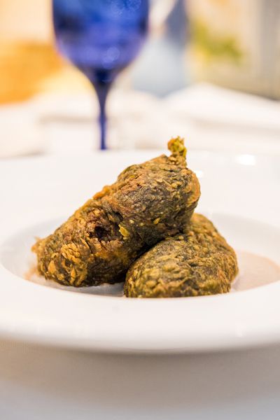Delicias de acelgas rellenas de pato y trufa negra de Soria.