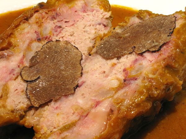 Manita de cerdo rellena de trufa y con láminas trufa.