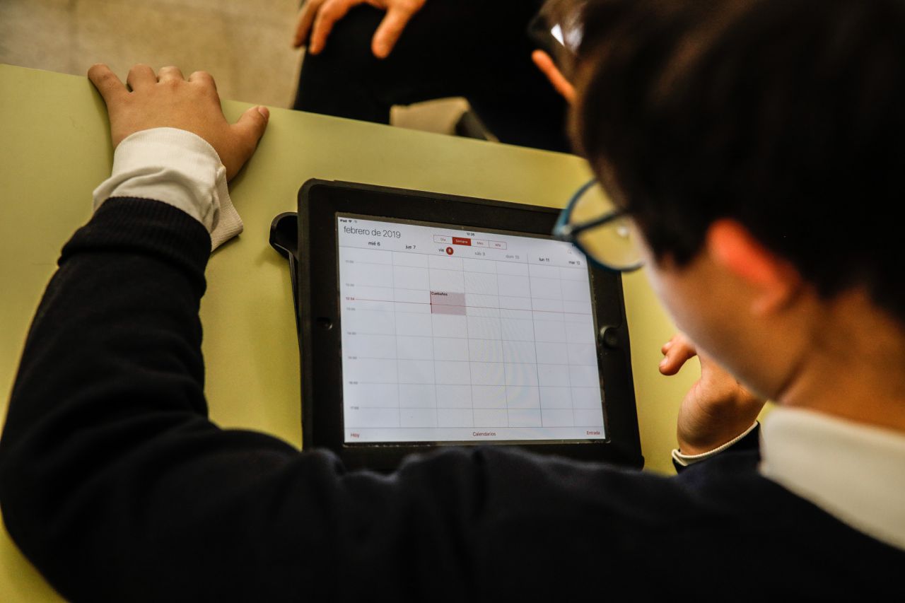 Un alumno trabaja con su tablet.