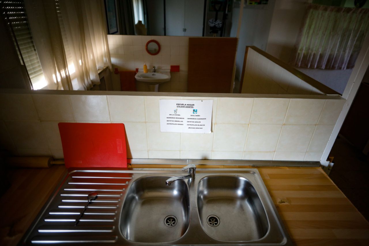 Aula donde los alumnos aprenden a cocinar, hacer la cama o lavarse las manos antes de comer, entre otras actividades que fomentan su autonomía.