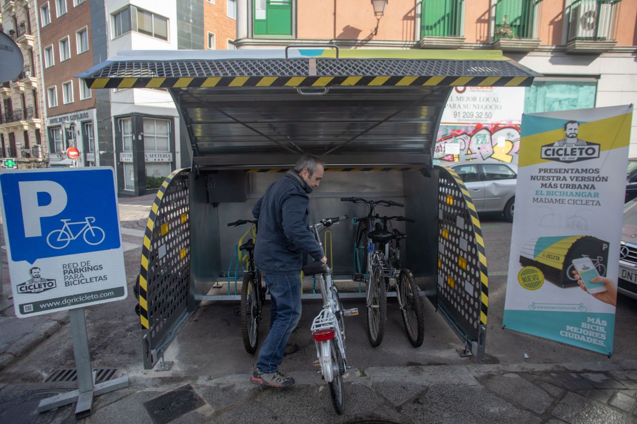 El hangar de bicicletas se instala en la calzada y está cerrado, lo que mejora el nivel de seguridad frente a los aparcamientos convencionales en el espacio público en U.