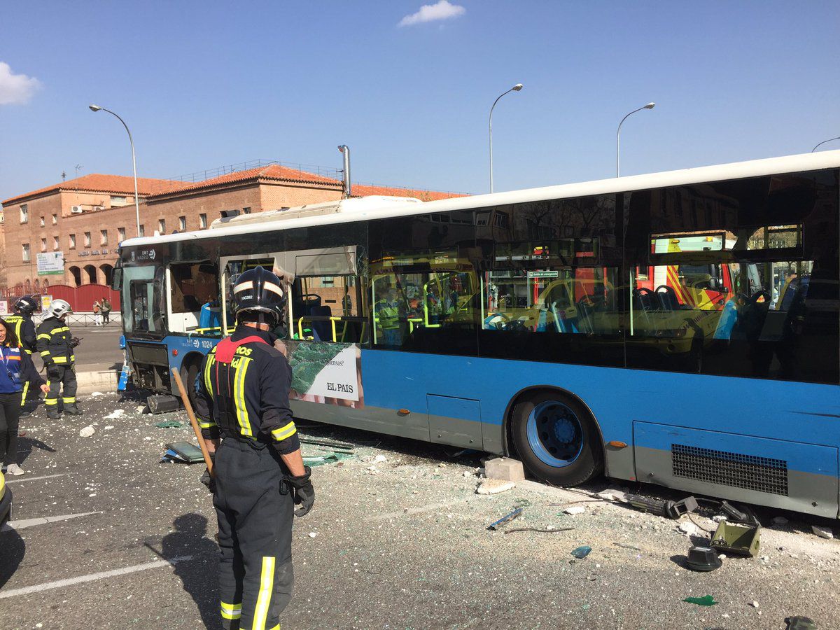 Accidente en Doctor Esquerdo al chocar un bus de la EMT contra un muro y embestir a un taxista y un motorista. 