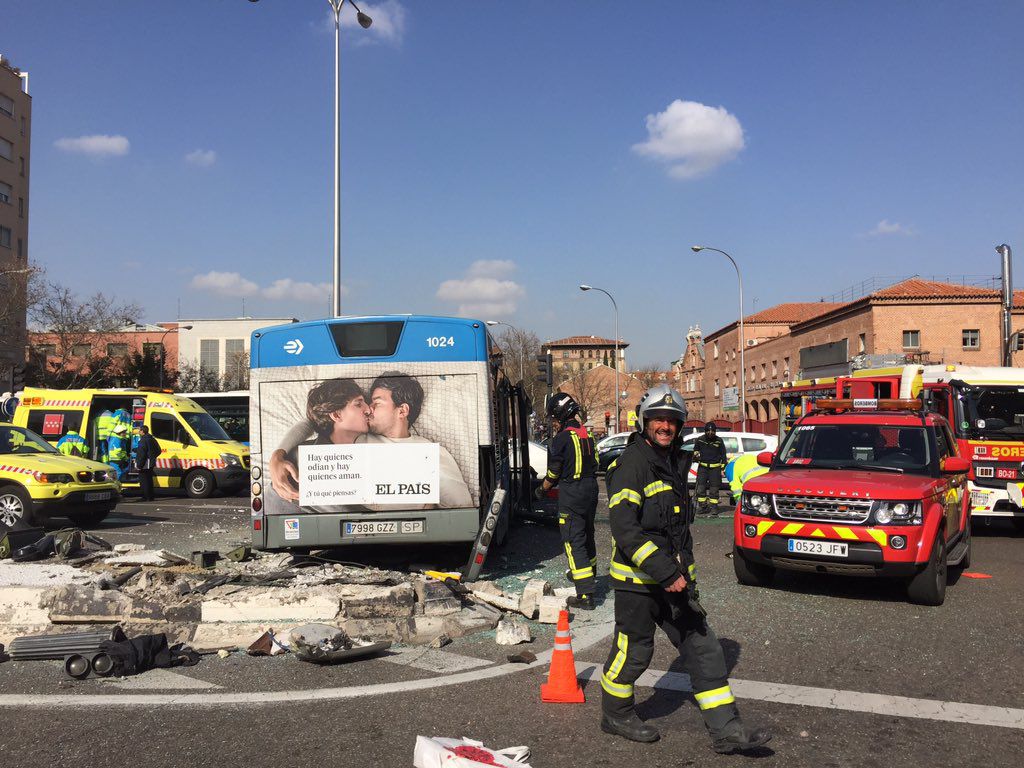 Accidente en Doctor Esquerdo al chocar un bus de la EMT contra un muro y embestir a un taxista y un motorista. 