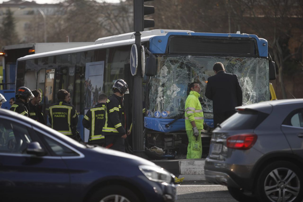 Un autobús de la EMT choca contra un muro y se lleva por delante a un motorista y un taxi en un aparatoso accidente en O'Donnell.