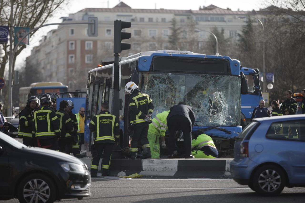 Un autobús de la EMT choca contra un muro y se lleva por delante a un motorista y un taxi en un aparatoso accidente en Doctor Esquerdo.