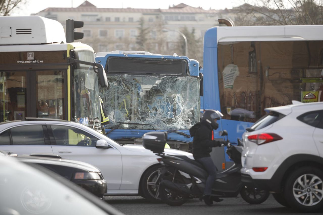 Un autobús de la EMT choca contra un muro y se lleva por delante a un motorista y un taxi en un aparatoso accidente en O'Donnell.