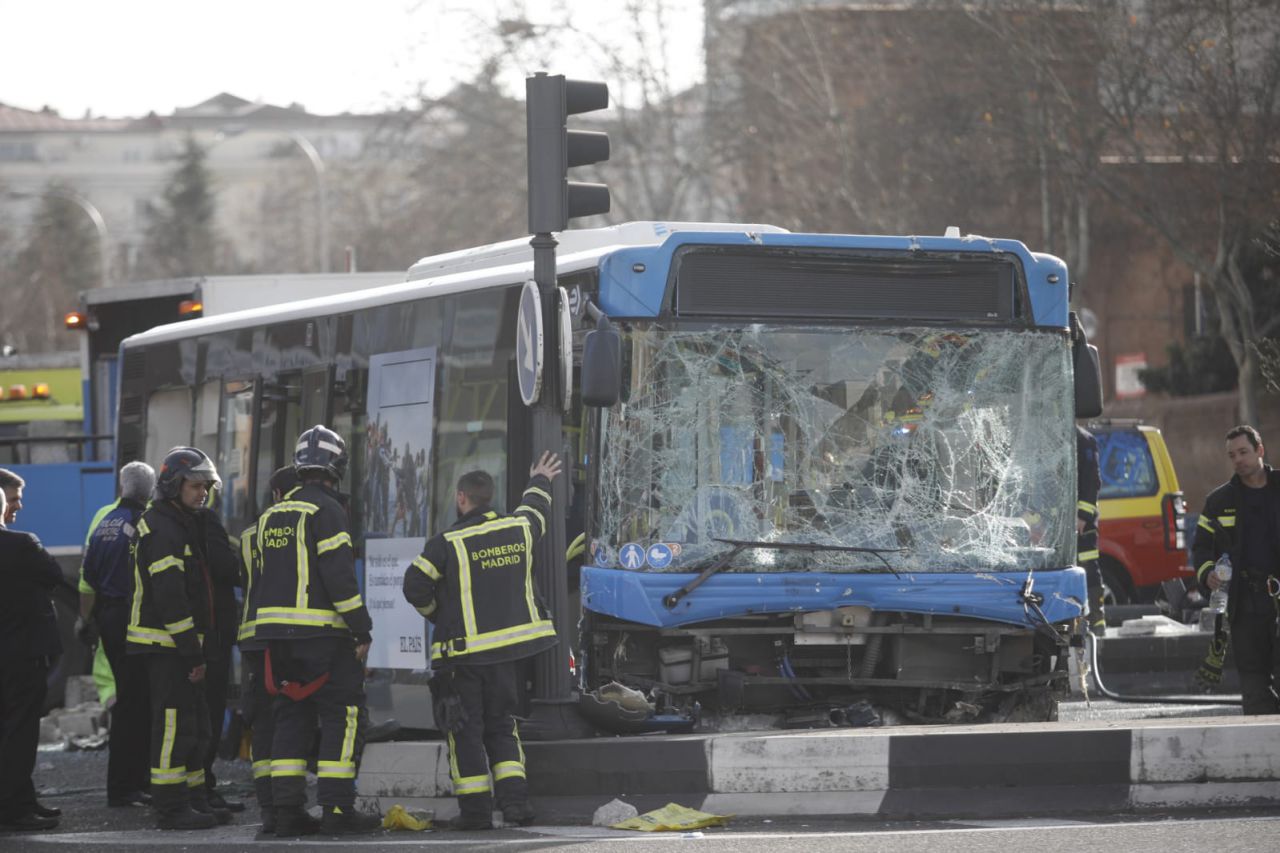 Un autobús de la EMT choca contra un muro y se lleva por delante a un motorista y un taxi en un aparatoso accidente en Doctor Esquerdo.