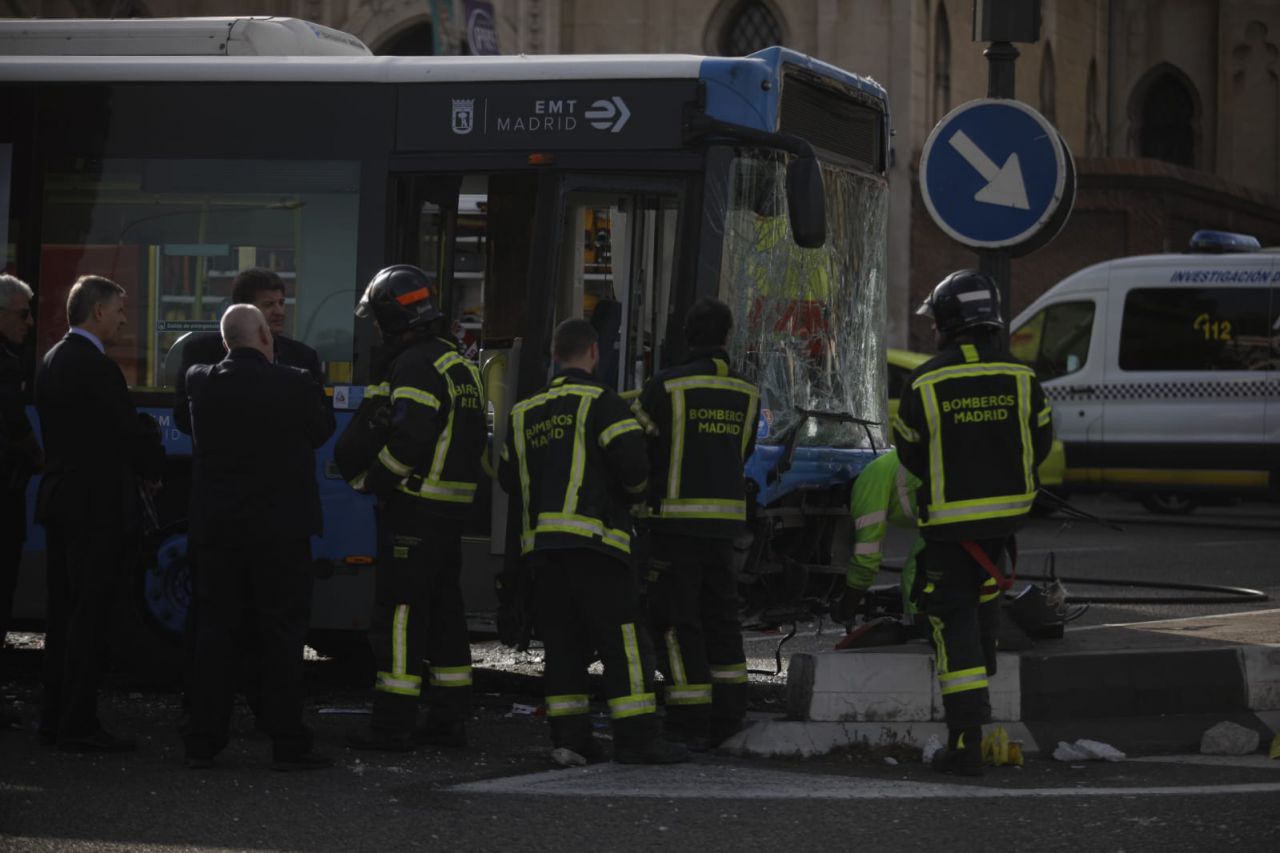 Un autobús de la EMT choca contra un muro y se lleva por delante a un motorista y un taxi en un aparatoso accidente en Doctor Esquerdo.
