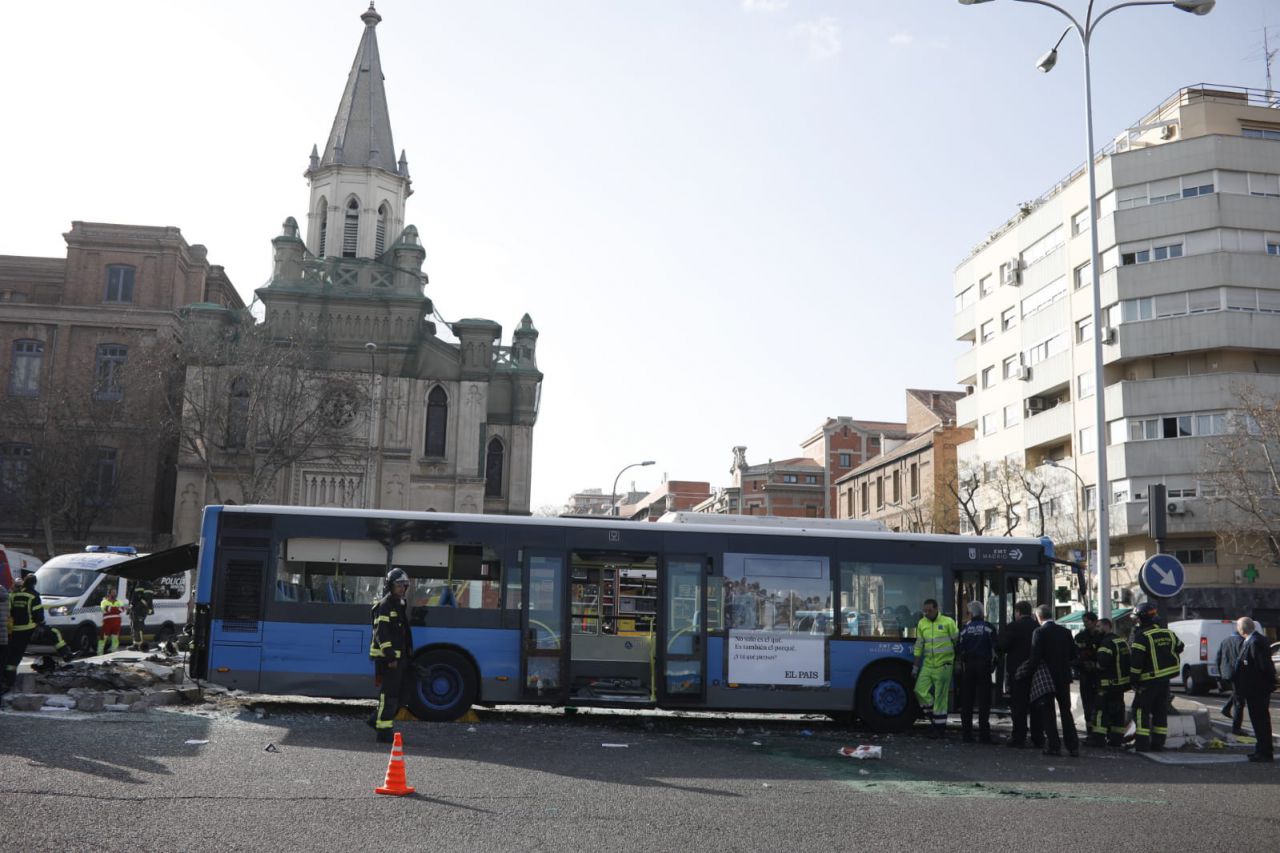 Un autobús de la EMT choca contra un muro y se lleva por delante a un motorista y un taxi en un aparatoso accidente en O'Donnell.