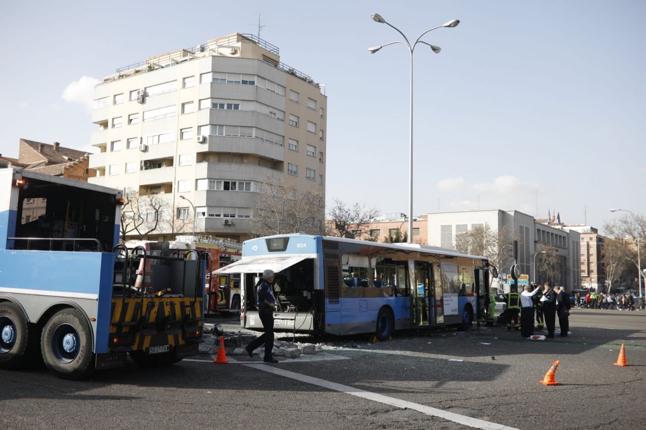 Un autobús de la EMT choca contra un muro y se lleva por delante a un motorista y un taxi en un aparatoso accidente en O'Donnell.