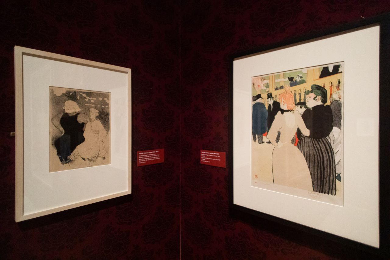 A la izquierda., 'En el Moulin Rouge, la unión franco-rusa', a la derecha, 'en el Moulin Rouge, la Goule y su hermana' de Henri de Toulouse-Lautrec.