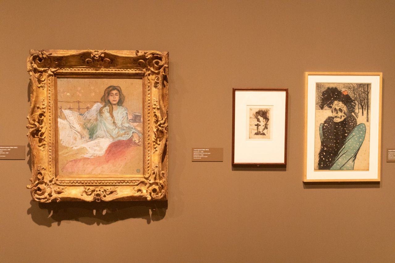 Óleo sobre cartón 'Mujer sentada en la cama', 1897 de Toulouse-Lautrec junto a una obra de Louis Legrand.