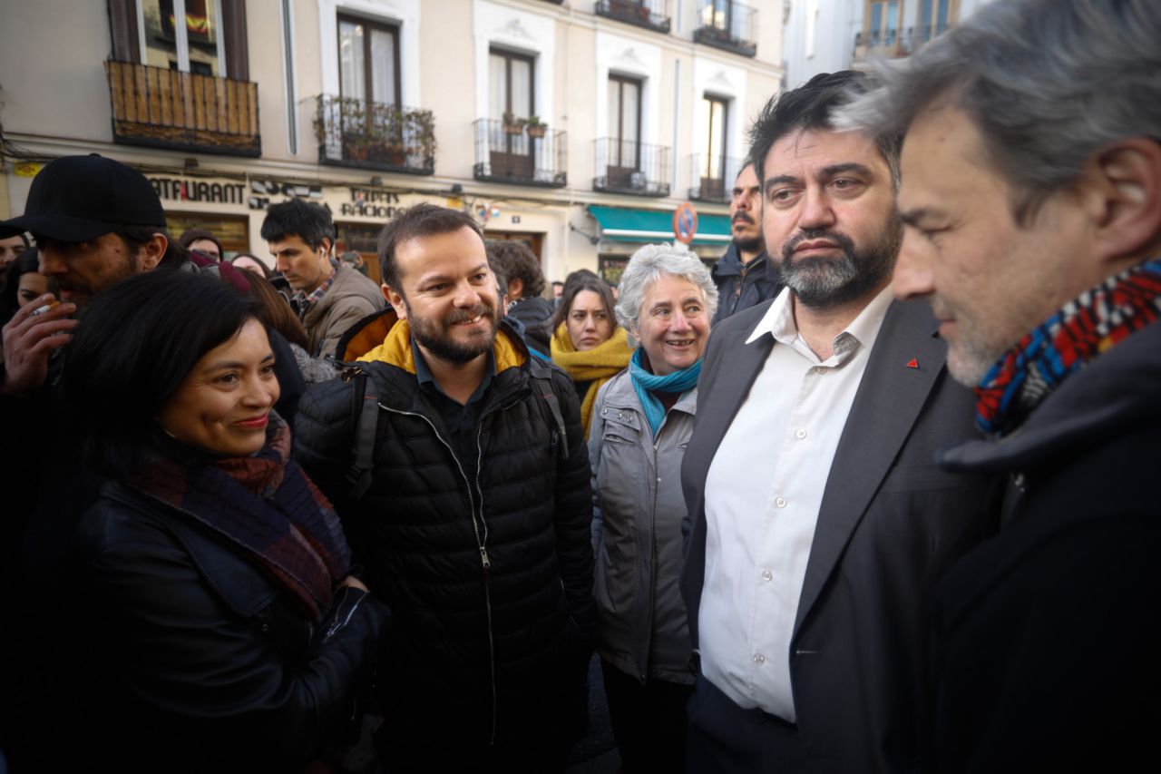 Varios políticos y actores se han concentrado en la calle Argumosa para apoyar a los activistas antidesahucios. En la image, Rommy Arce, Raul Camargo, Montserrat Galcerán, Carlos Sánchez Mato y Alberto San Juan.