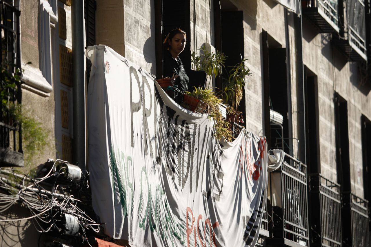 Vecinos de Argumosa 11 observan los encontronazos entre activistas y Policía.