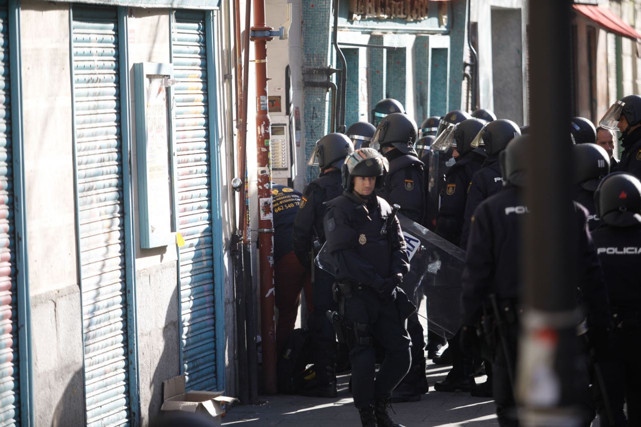 Un cerrajero revienta la cerradura de Argumosa 11 para que los agentes de la UIP (antidisturbios) puedan acceder al edificio.