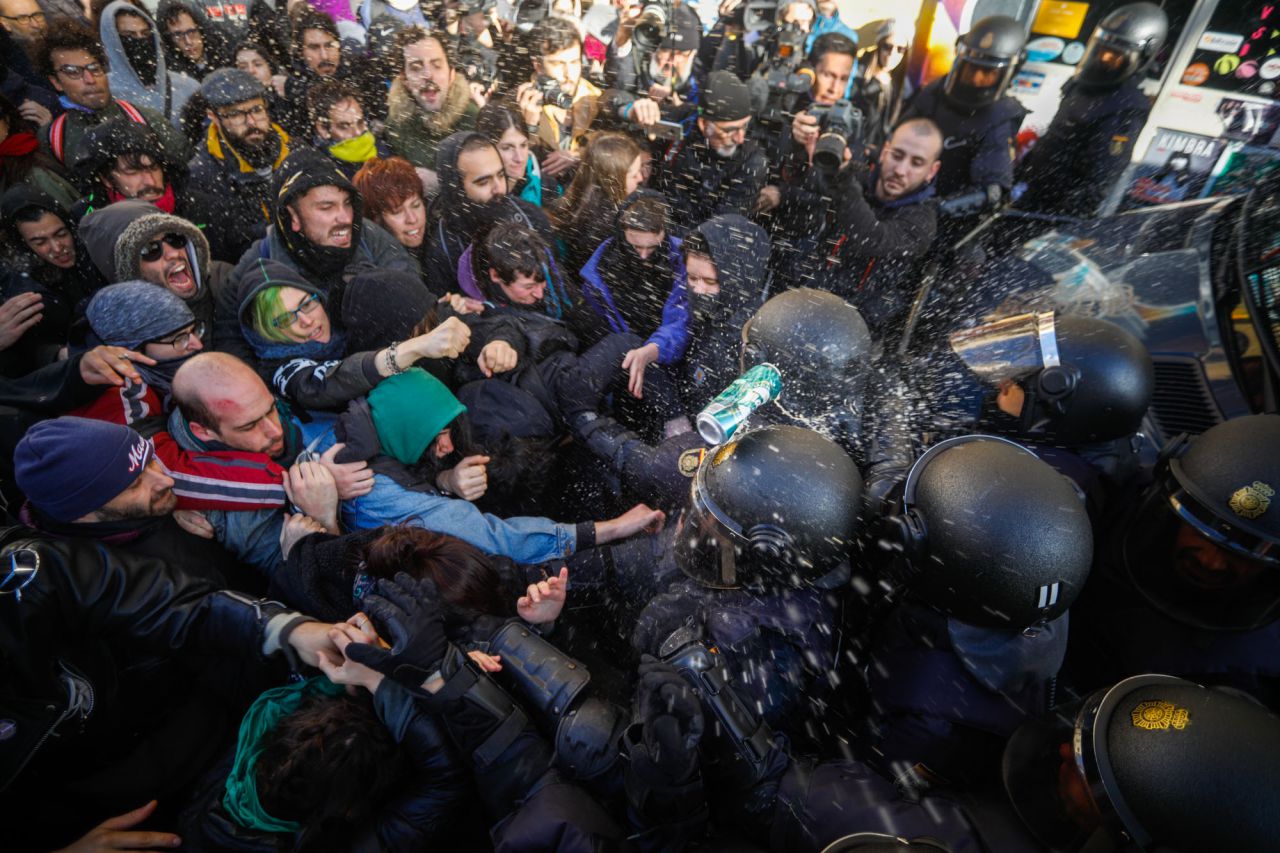 Cuando la comitiva judicial ha decidido ejecutar el lanzamiento decenas de activistas contra los desahucios han intentado traspasar el cordón policial para apoyar a sus compañeros del interior de Argumosa 11.