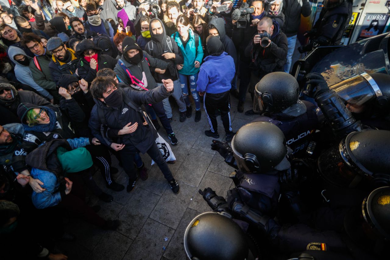 Entre tres y cuatros intentos ha hecho los activistas para poder superar el cordón policial.