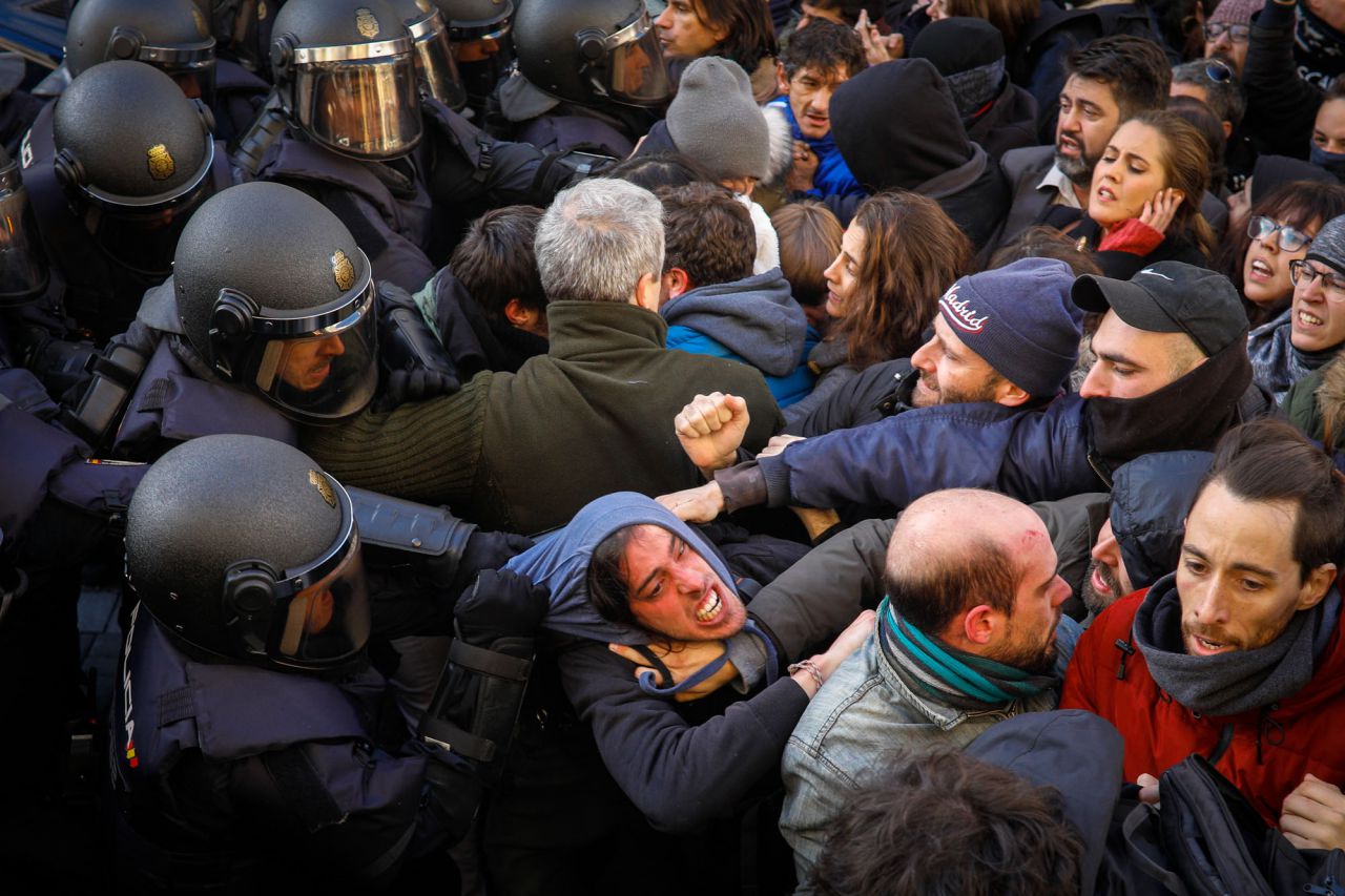 Se han producido varios momentos de tensión entre activistas y 'antidisturbios'.