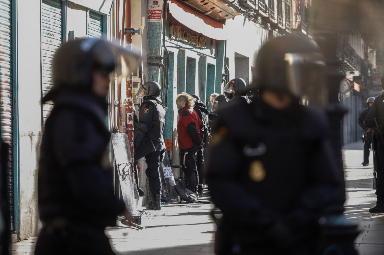 Varias decenas de activistas contra los desahucios se han atricherado en el interior de Argumosa  11. La Policía ha detenido a seis de ellos por obstrucción a la autoridad.