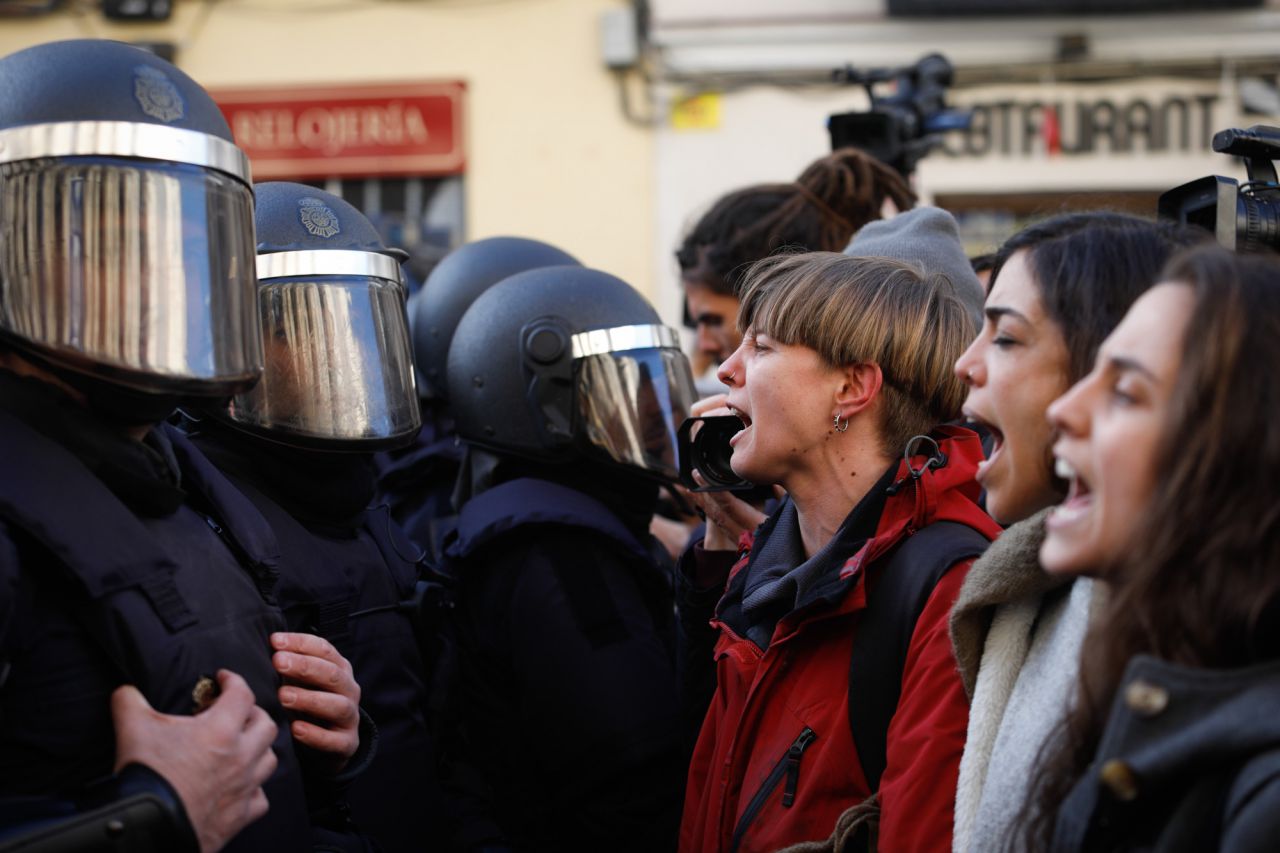 Los acitvistas coreaban diferentes consignas ante la imposibiliad de parar los desahucios.