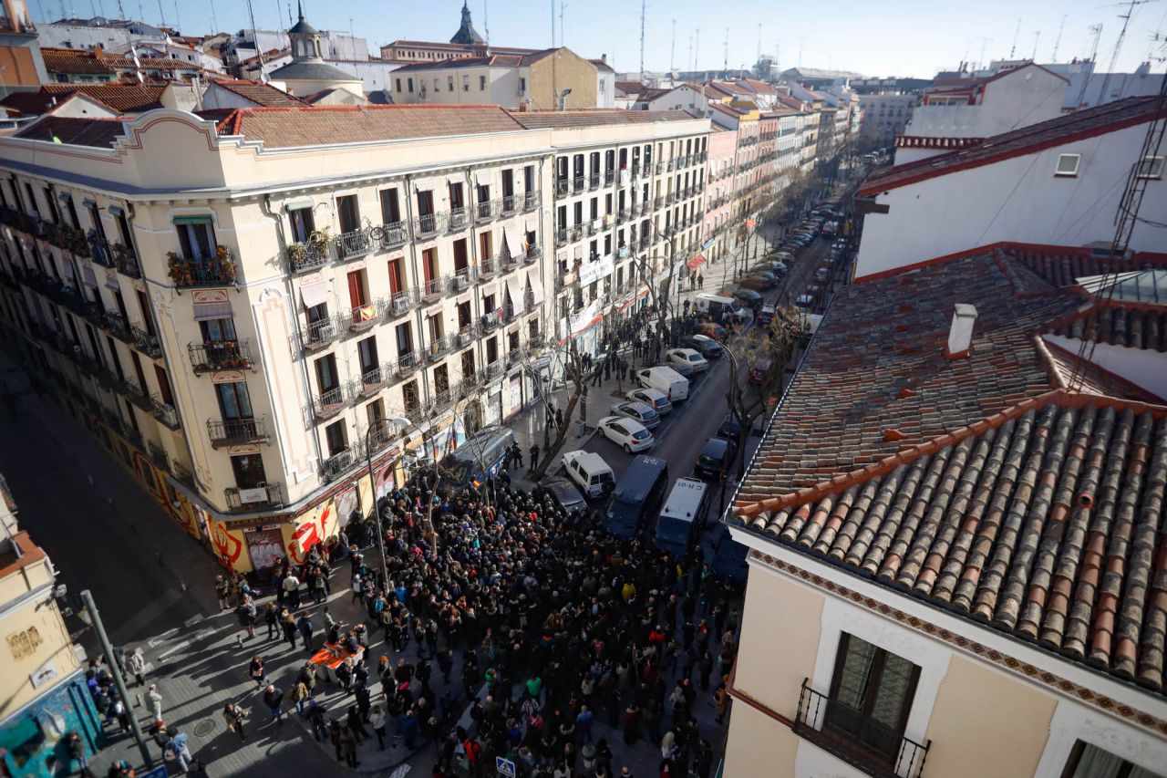 Vista general de la calle Argumosa en el momento del lanzamiento de Pepi, Rosi , Mayra y Juani.