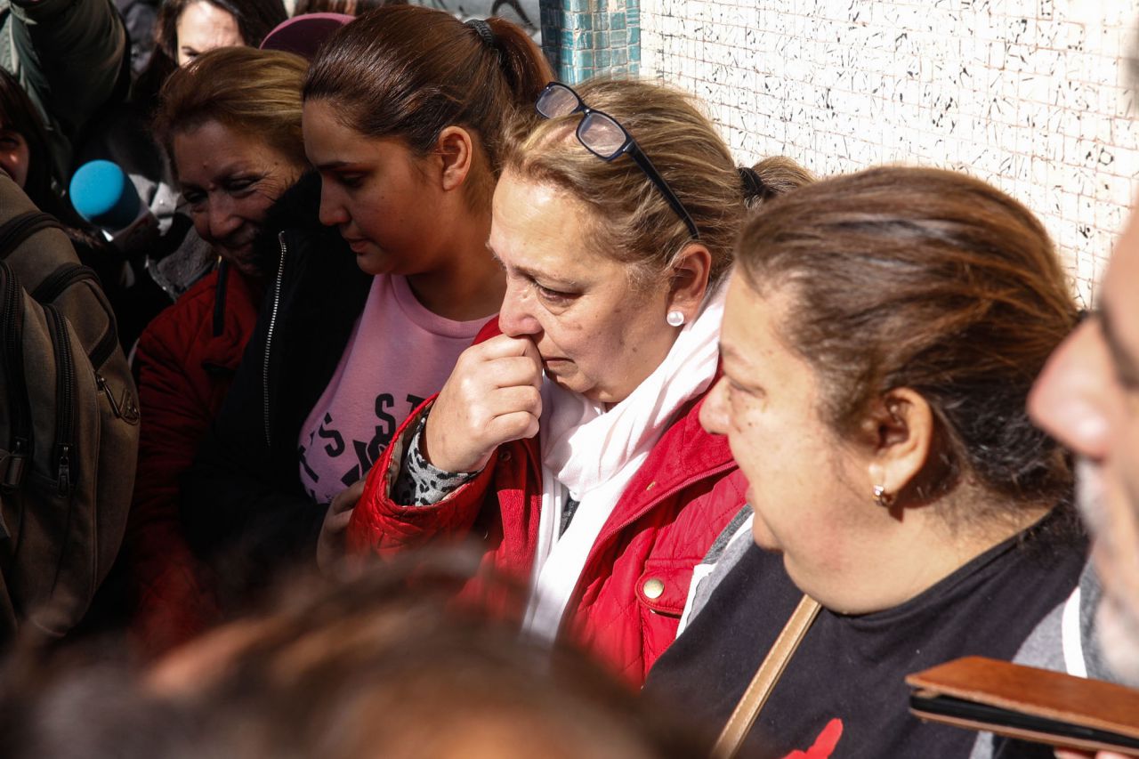 Rosi, Juani y Pepi tras salir del edificio donde han vivido de alquiler durante años.