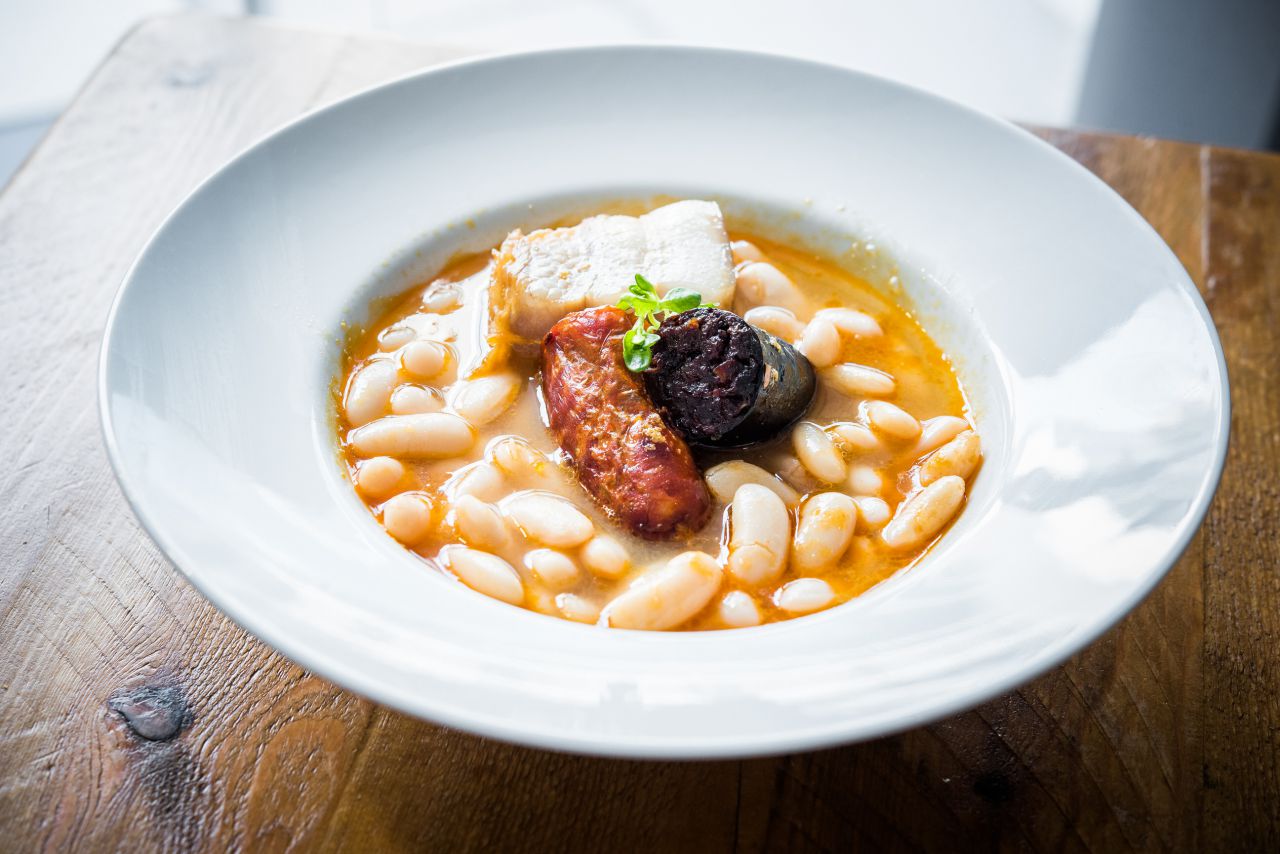 Fabada asturiana con su compango servido, guiso