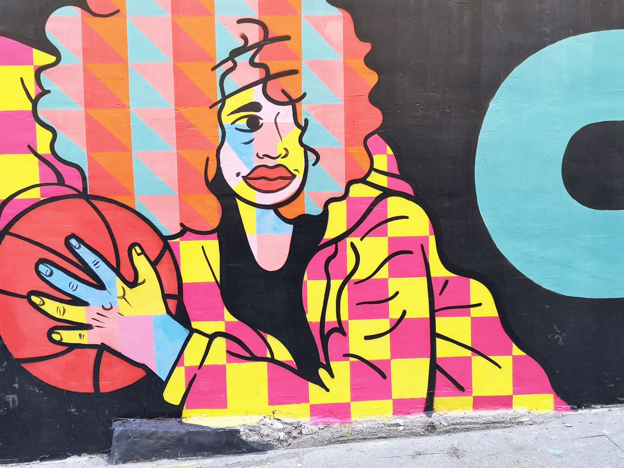 Pinturas de Okuda en la calle Embajadores.