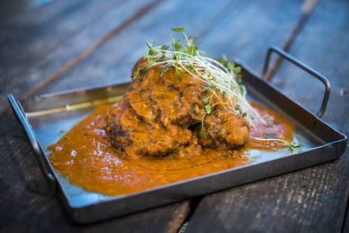 Carrilleras de bellota en tomate menciano guisado 
