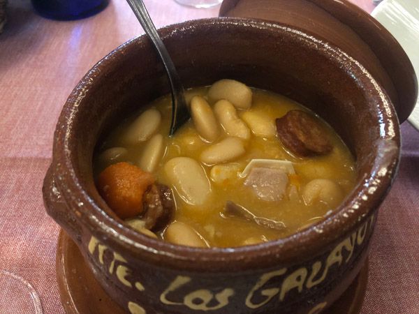 Judías del Barco con oreja, chorizo de matanza y morcilla de cebolla
