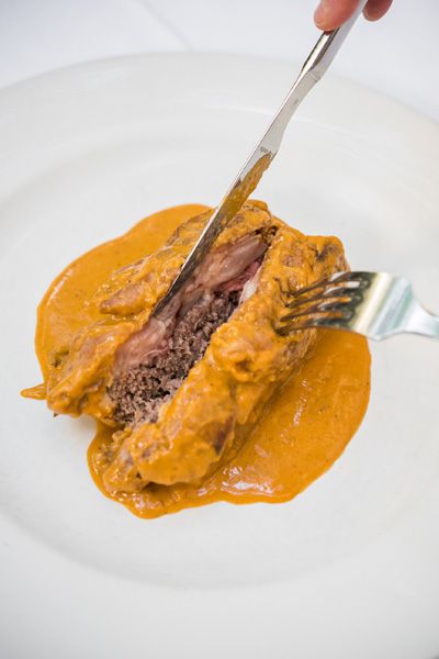 Manita de cerdo rellena de carne y trufa negra de Soria