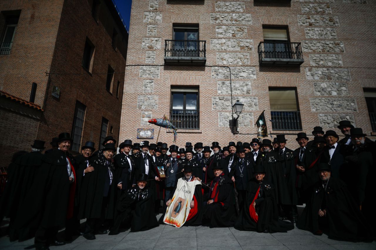 Como cada Miércoles de Ceniza la Alegre Cofradía del Entierro de la Sardina inicia su particular sepelio por las calles del Madrid de los Austrias y renueva los votos con la ciudad de Madrid reuniéndose con la alcaldesa.